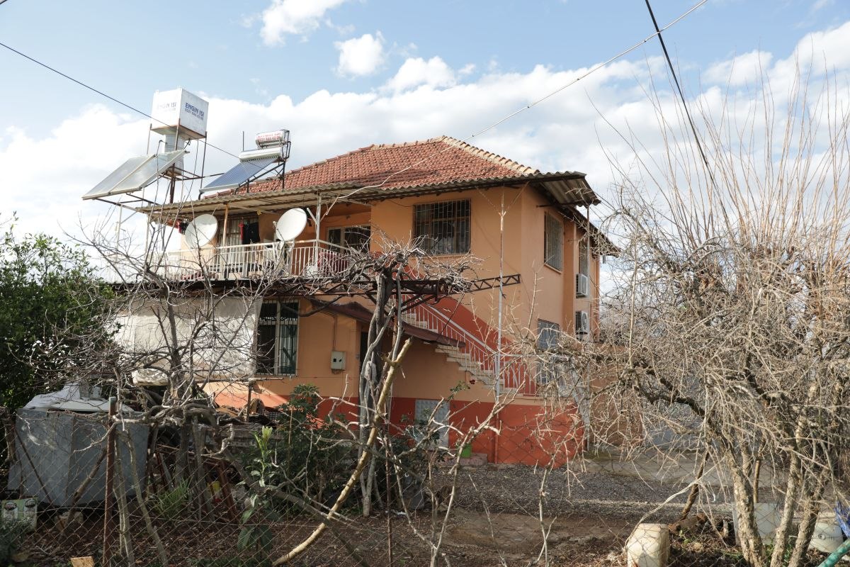 Antalya'da, evde çıkan yangına halk otobüsü şoförü müdahale etti
