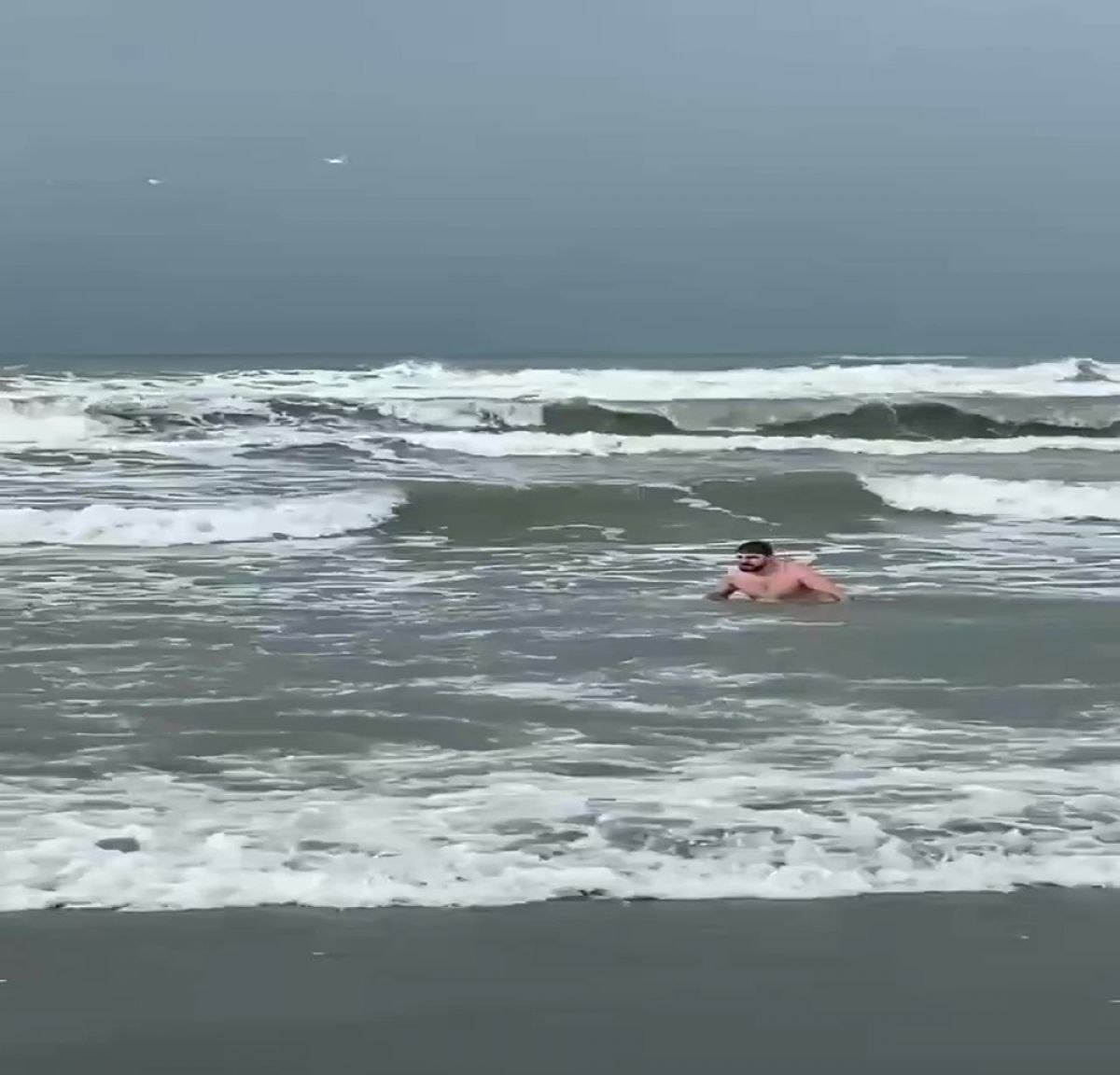Samsun’da arkadaşlarıyla inatlaşan kişi denize girdi