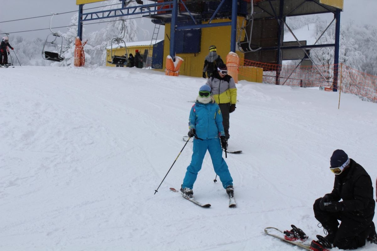 Kartepe'ye giden tatilciler, karın keyfini çıkardı