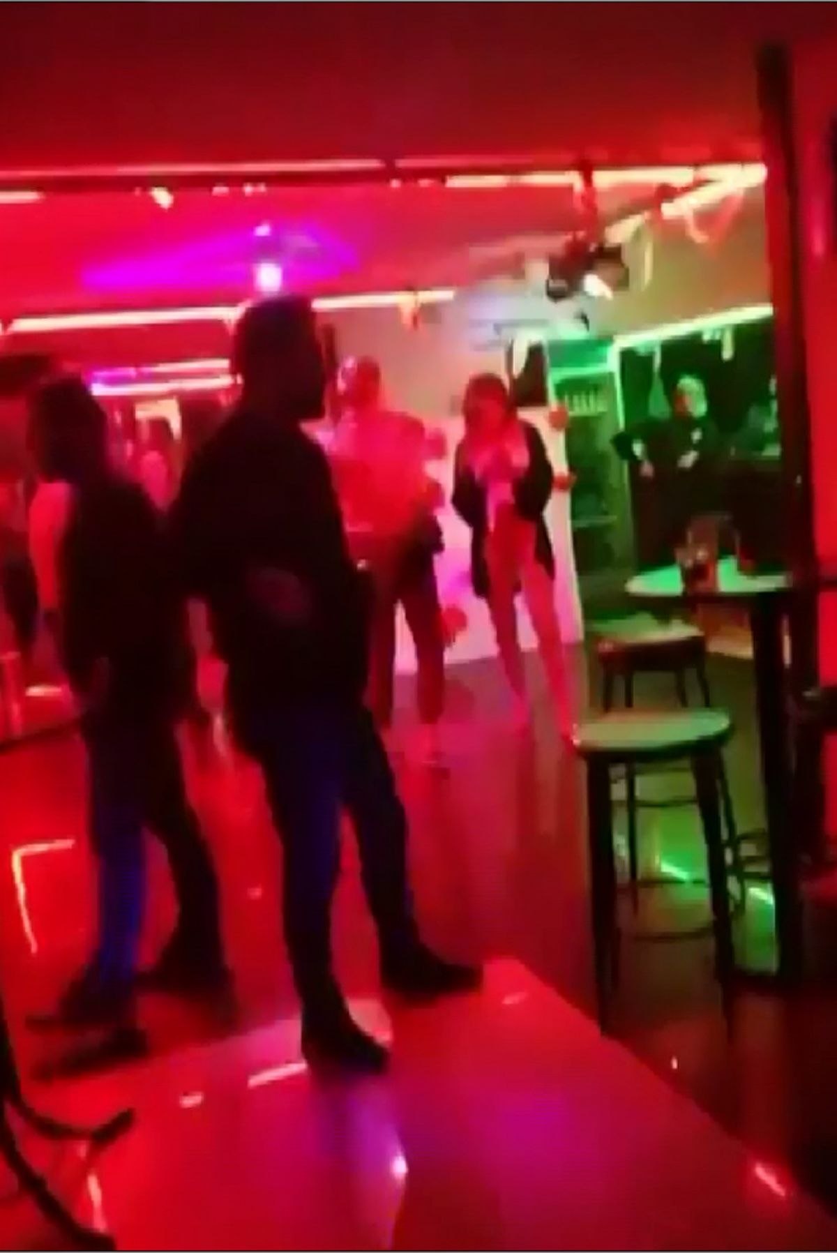 Alanya'da otelin açık olan diskosundan görüntüler tepki çekti