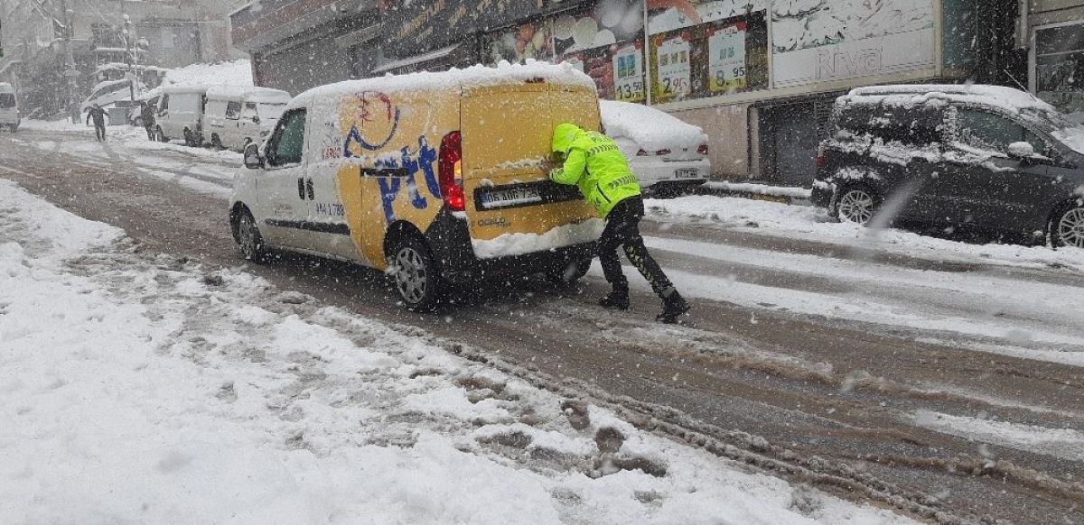 Kocaeli'de karda kayan araçların yardımına polisler koştu