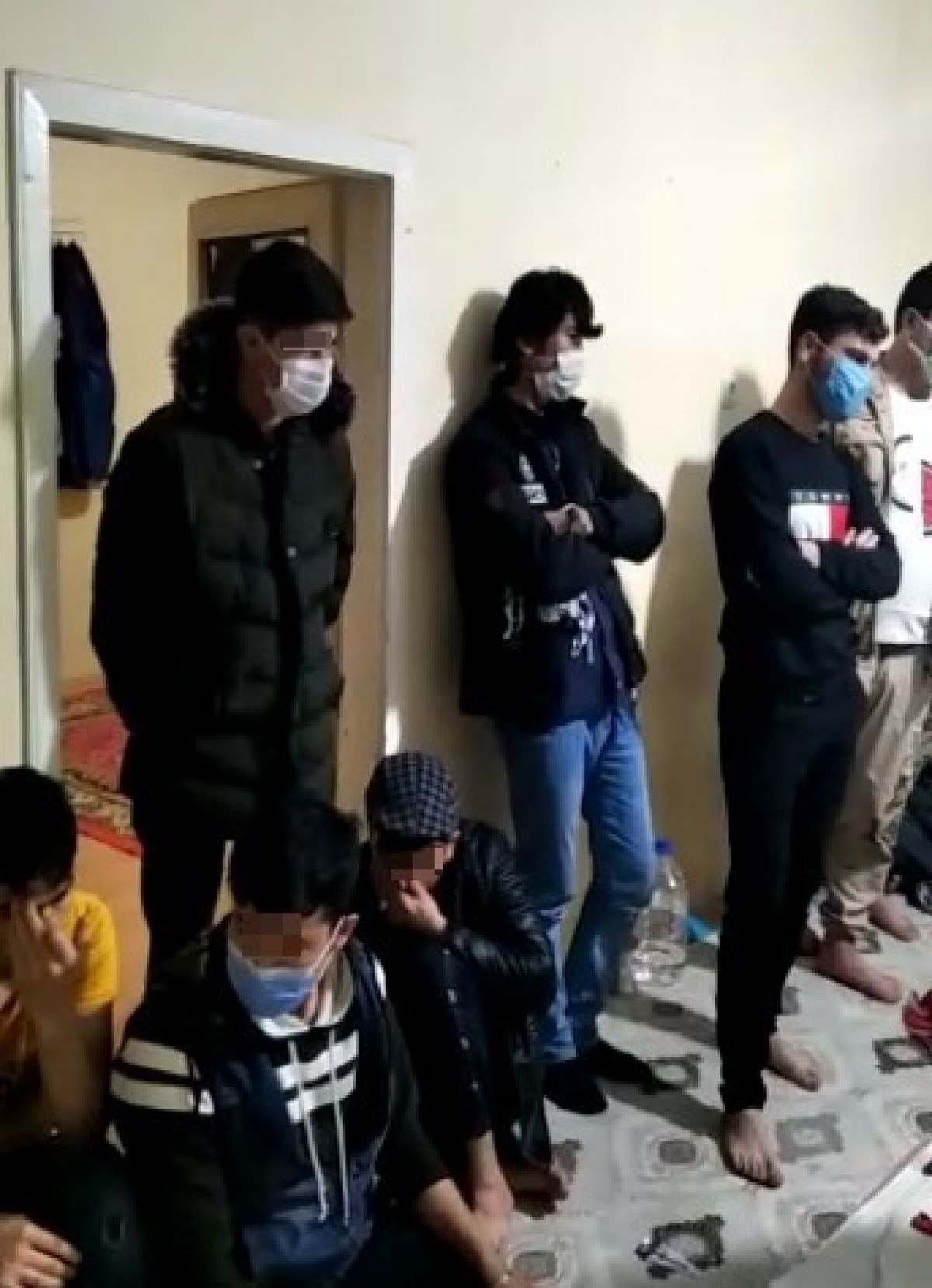 Kırşehir'de ev kiralayan 45 Afgan kumar oynarken yakalandı