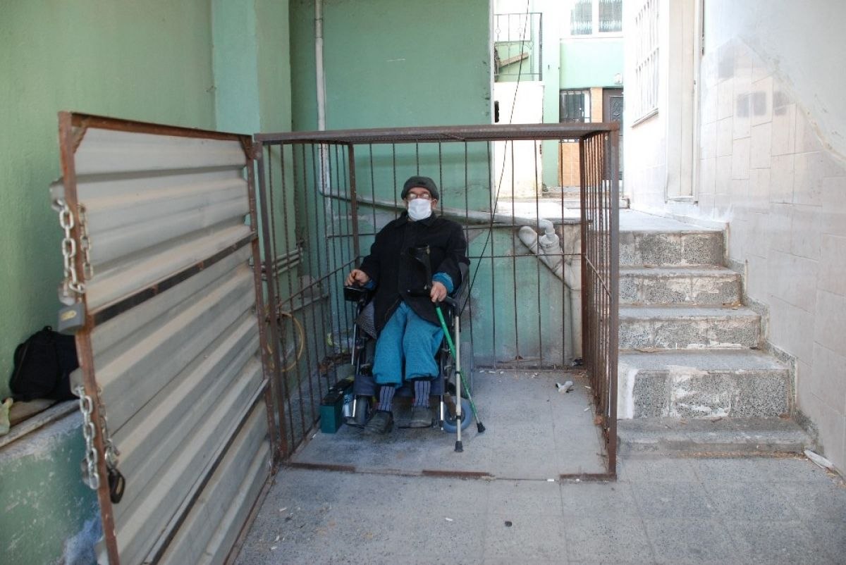 İzmir'de akülü sandalyenin şarj aletini çaldılar