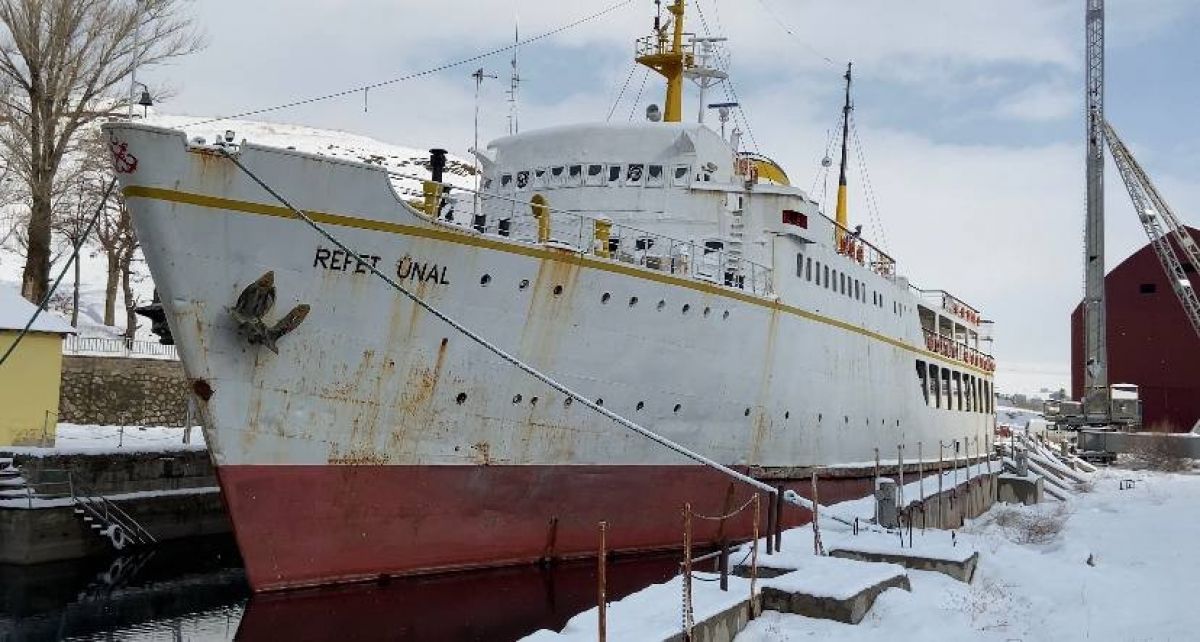 Van'daki atıl durumdaki feribot otel oluyor