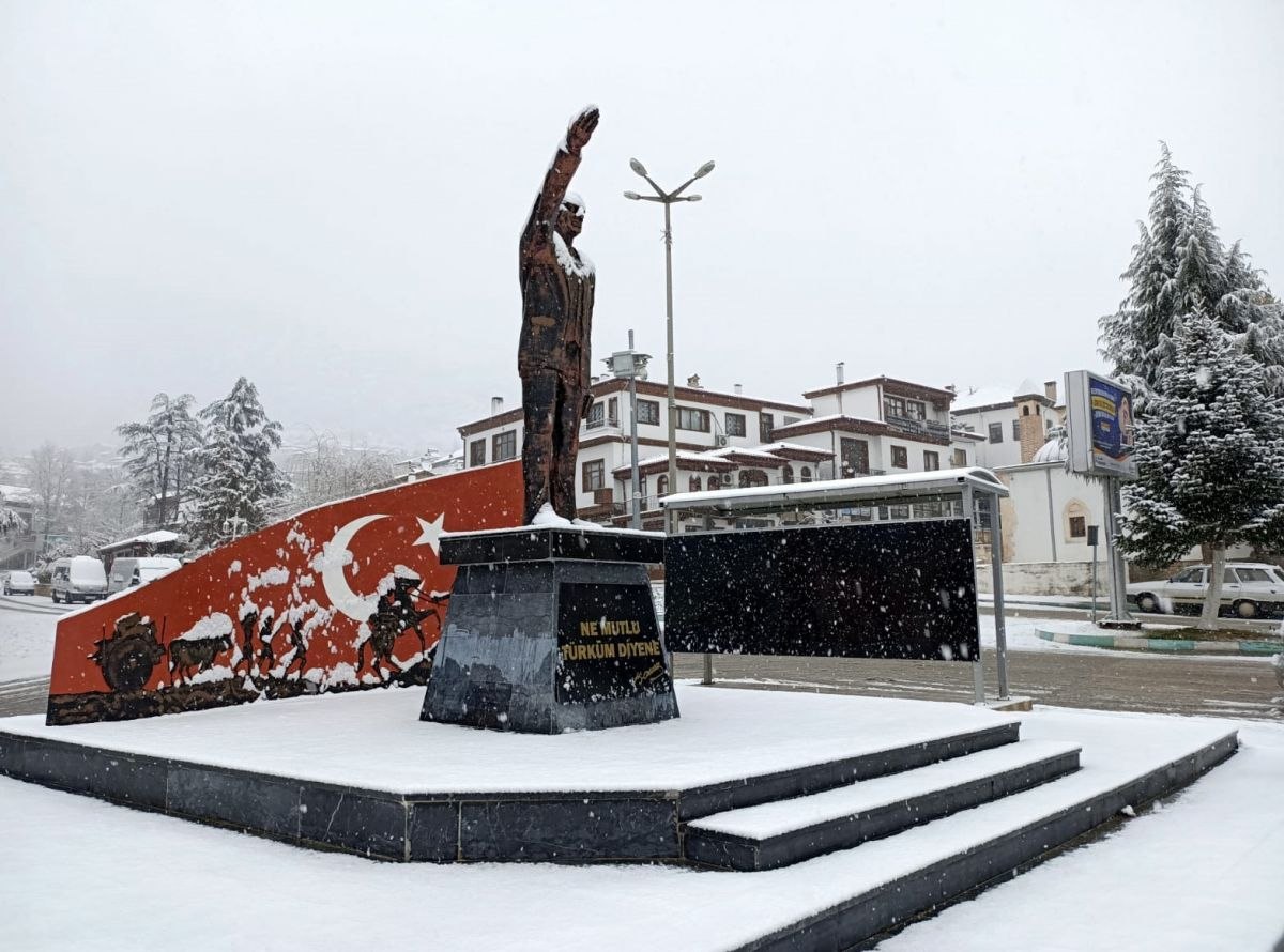 Antalya'nın yüksek kesimleri beyaza büründü