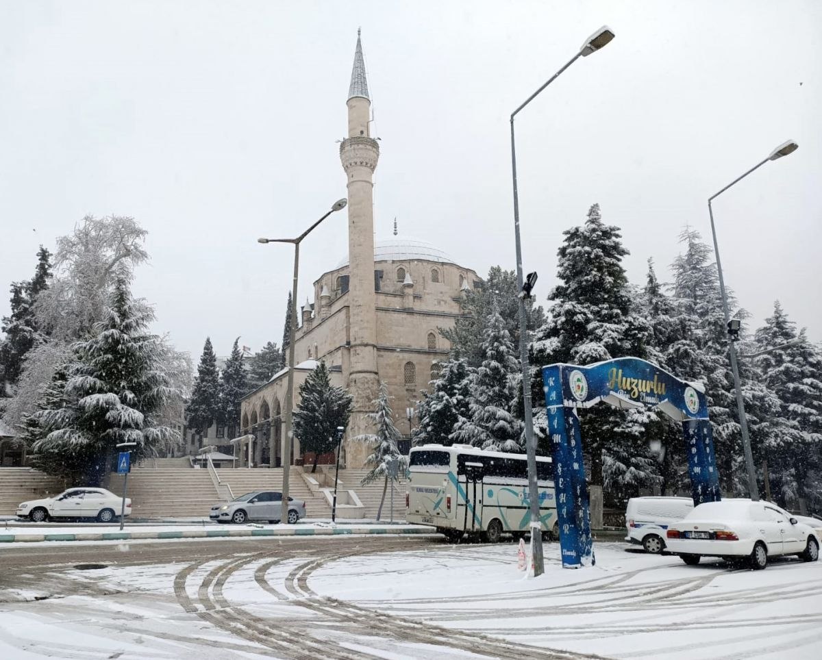Antalya'nın yüksek kesimleri beyaza büründü