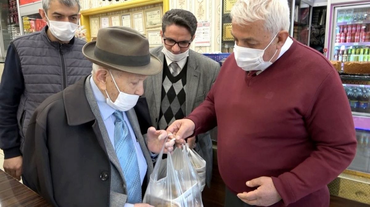 Gaziantepli Mehmet Dede, 58 yıldır ihtiyaç sahiplerine yardım ediyor