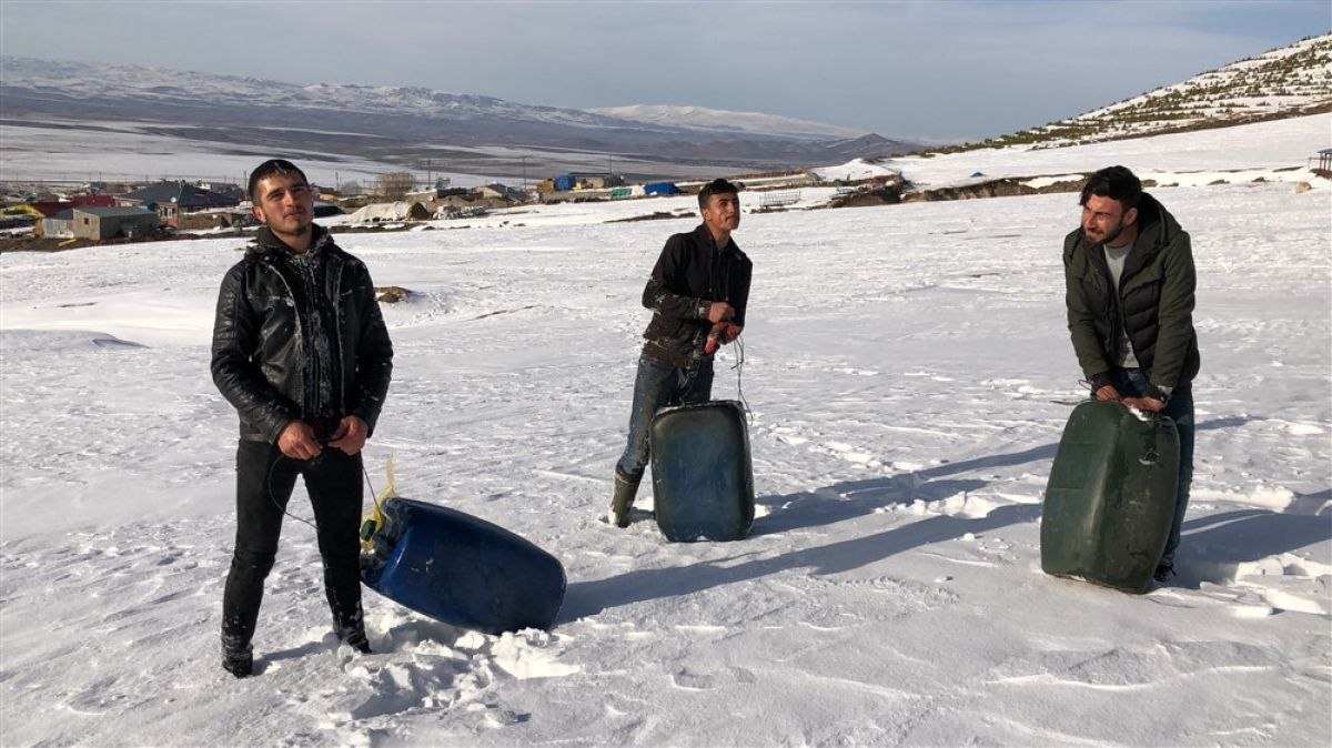 Kars'ta bidonla kayan köylüler, karın tadını çıkarıyor