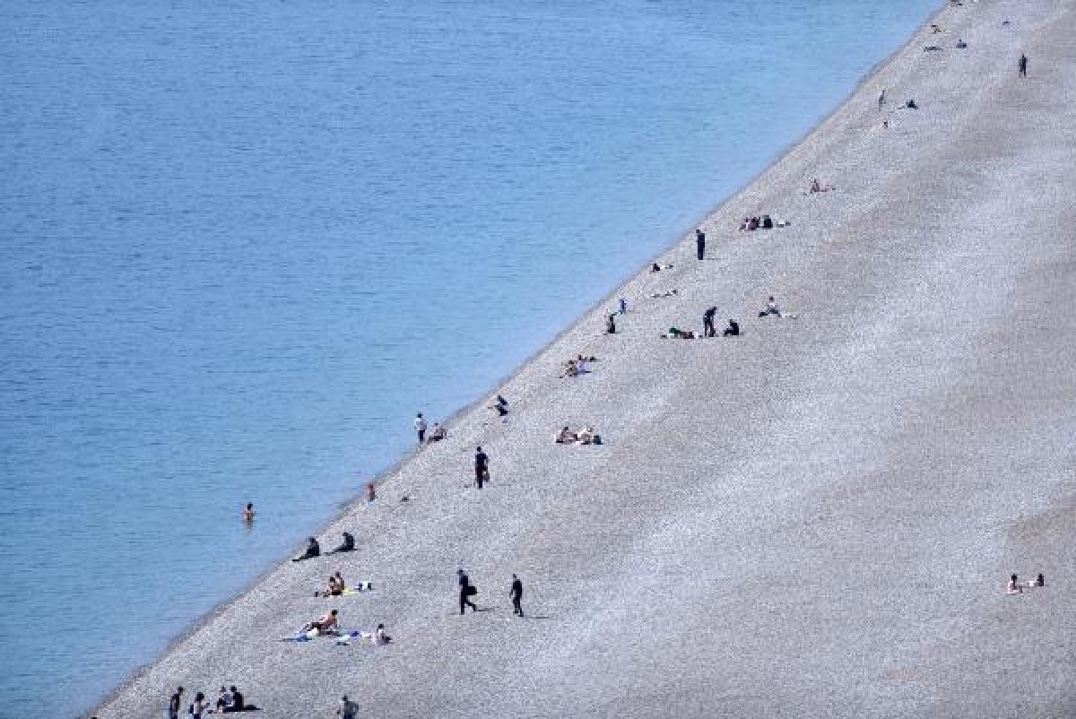 Antalya'daki turistler, denizin tadını çıkarıyor
