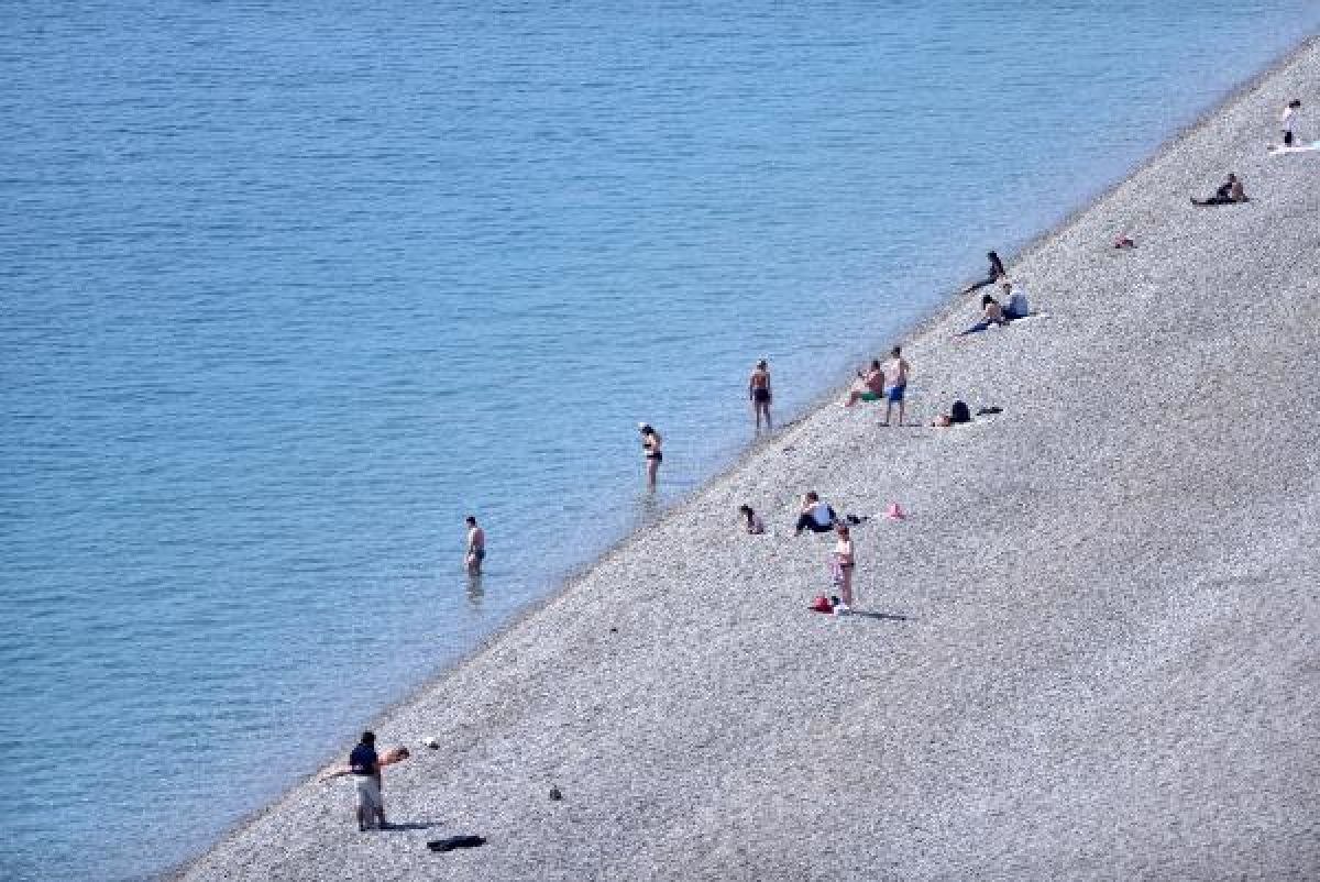 Antalya'daki turistler, denizin tadını çıkarıyor