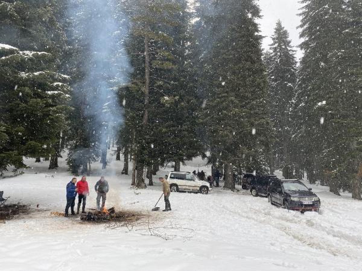 Bartın ve Karabük sınırındaki yaylada, karın keyfini çıkardılar