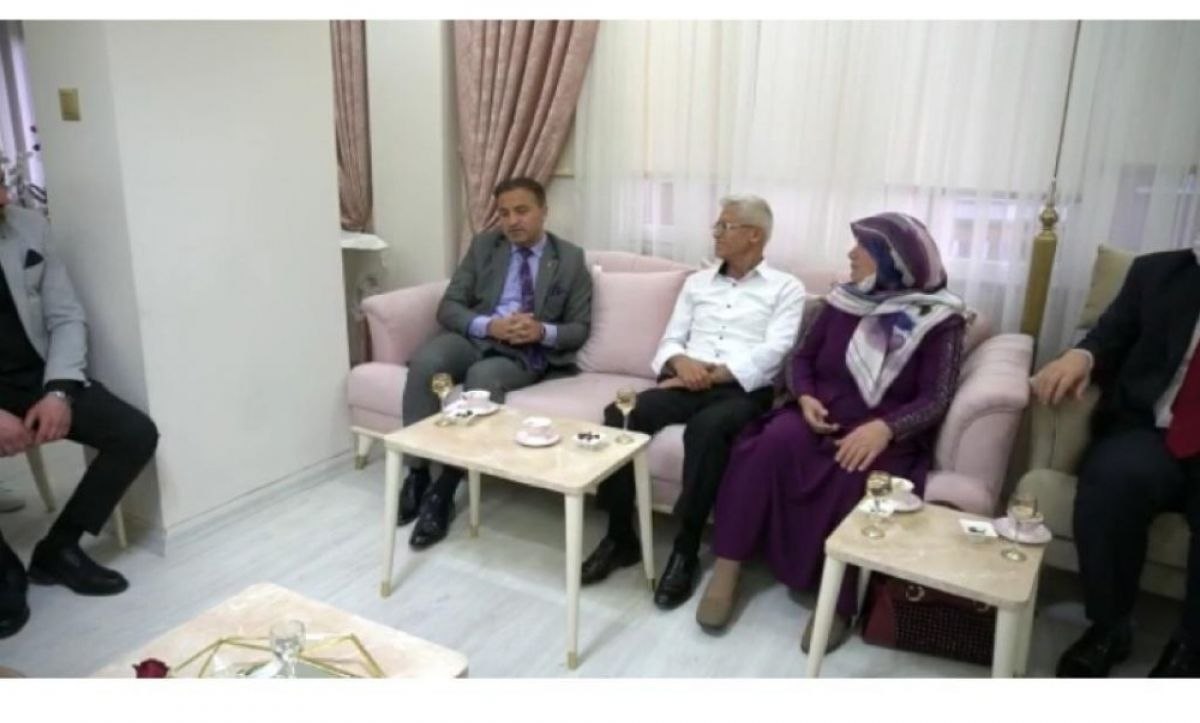 Adana'da yurtta büyüyen genç kızı devlet babadan istedi