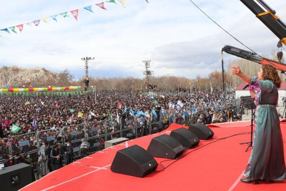 HDP'li Saliha Aydeniz'den teröristbaşı Abdullah Öcalan'a övgüler