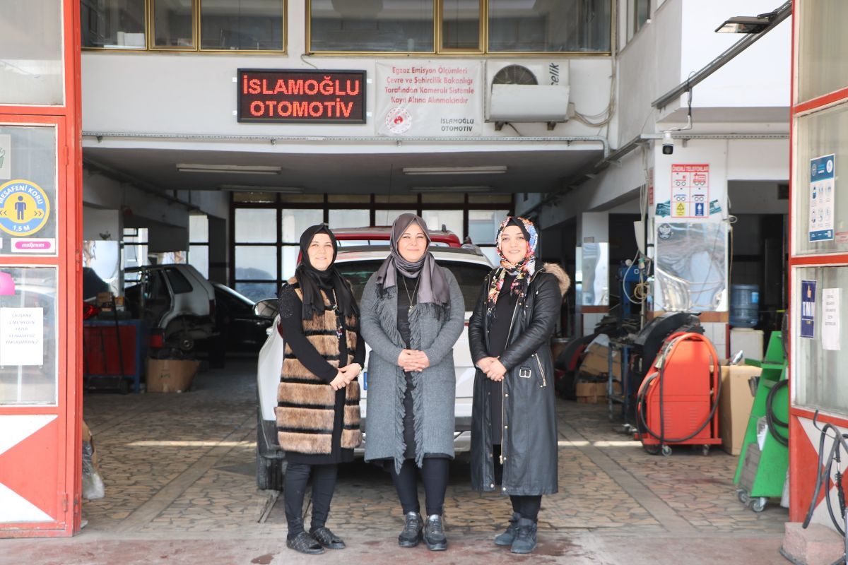 Sakarya'daki 3 kız kardeş, babaları rahatsızlanınca oto tamir servisine geçti