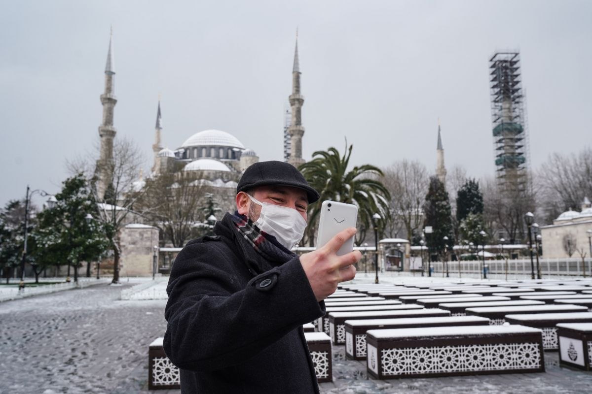 Sultanahmet Meydanı'nın karlı görüntüleri kartpostalı andırdı