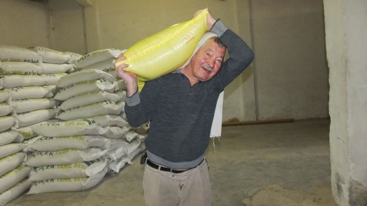 Balıkesir'de yaşayan yaşlı amca, 58 yıldır günde 5 ton gübre ve yem taşıyor