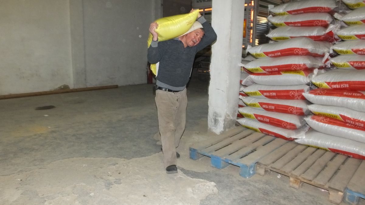 Balıkesir'de yaşayan yaşlı amca, 58 yıldır günde 5 ton gübre ve yem taşıyor