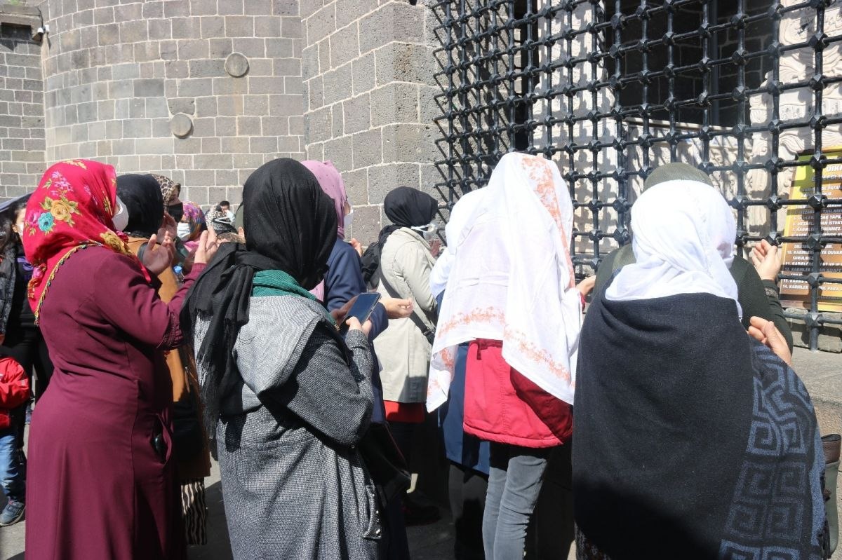 Diyarbakır'da Hz.Süleyman Cami, Berat Kandili'nde doldu taştı