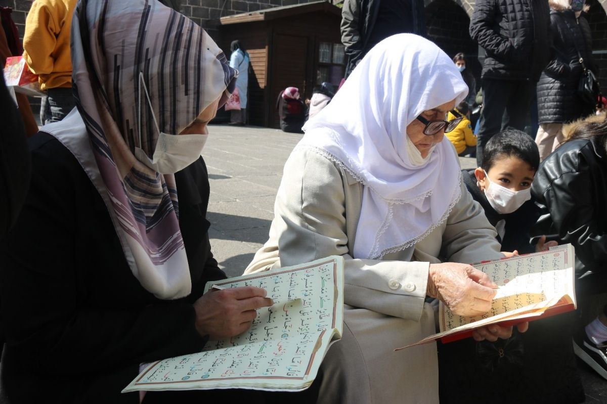 Diyarbakır'da Hz.Süleyman Cami, Berat Kandili'nde doldu taştı