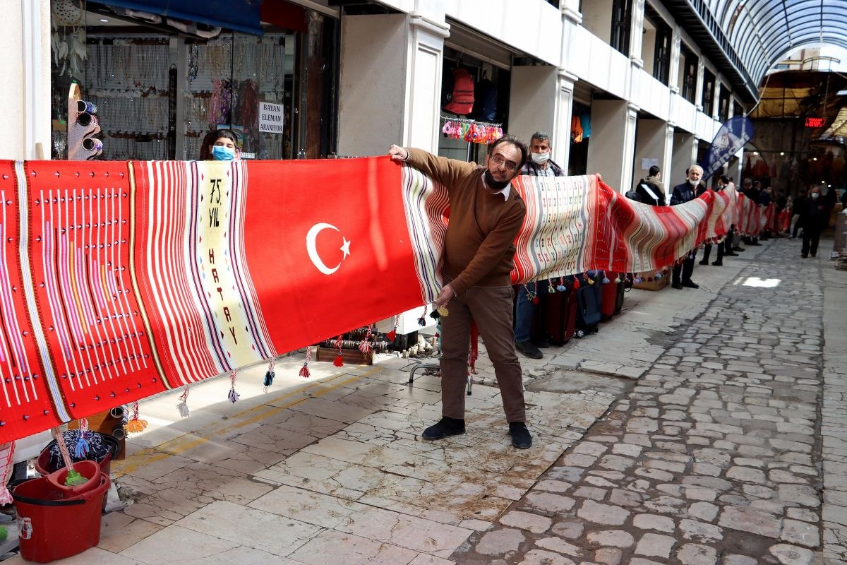 Hatay'ın 75'inci yılına özel hazırlanan kilim, Guinness Rekorlar Kitabı için tasarlandı