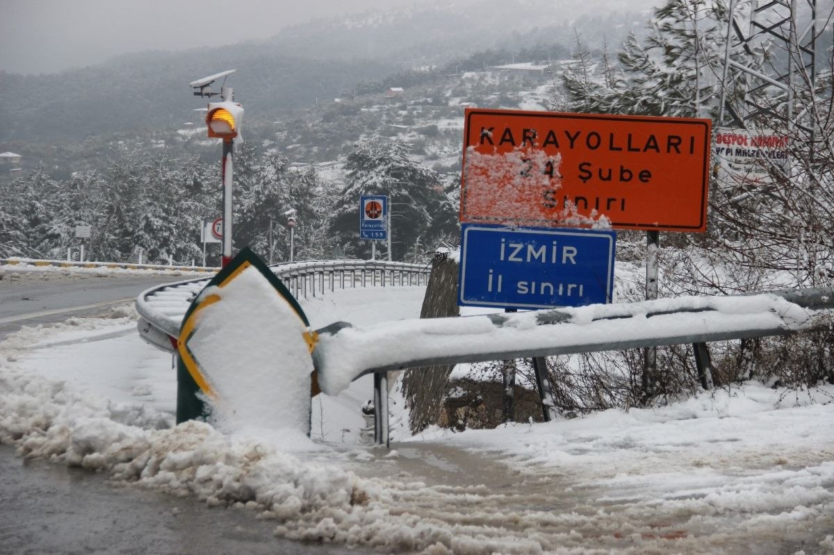 İzmir'e nisan ayında kar yağdı