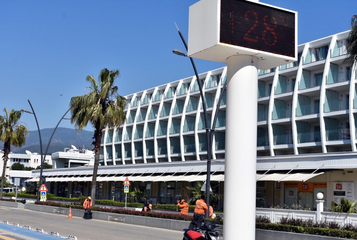 Marmaris'te güneşi görenler denize girdi