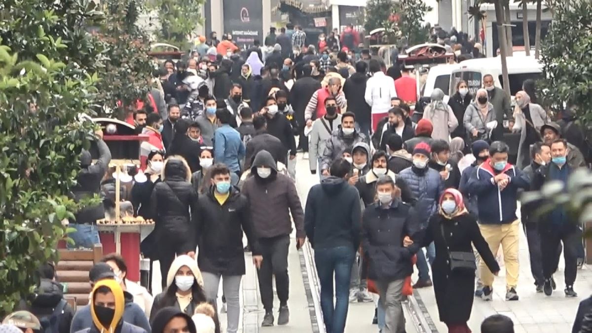 İstiklal Caddesi’nde pazar yoğunluğu