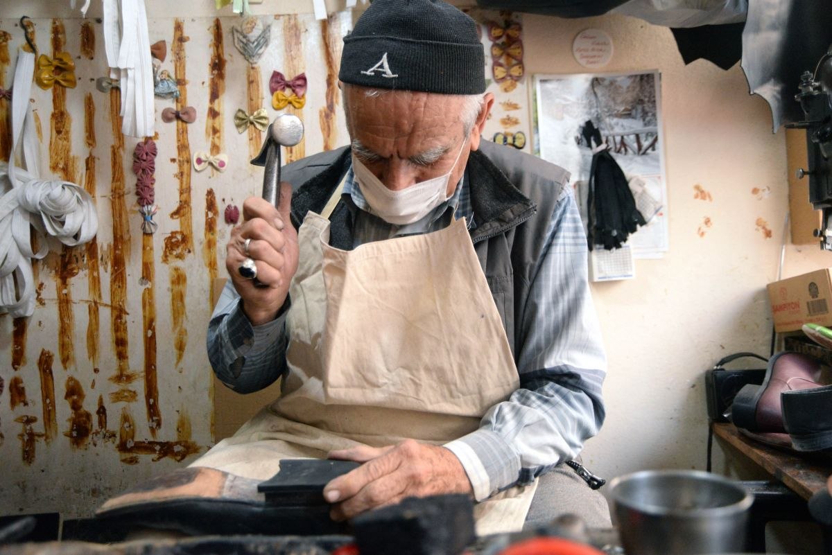 Mersin'deki usta, 58 yıldır ayakkabı tamir ediyor