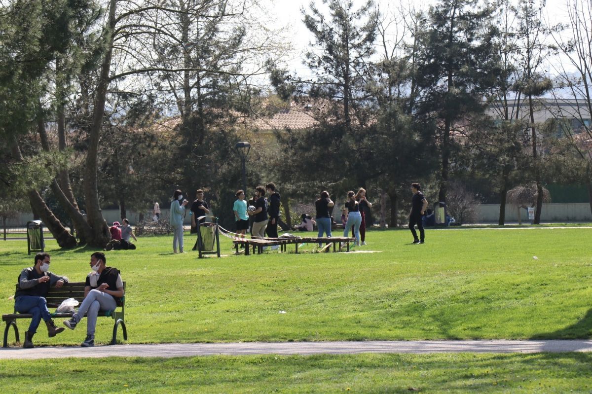 Sakarya'da güneşli havayı görenler soluğu parklarda aldı