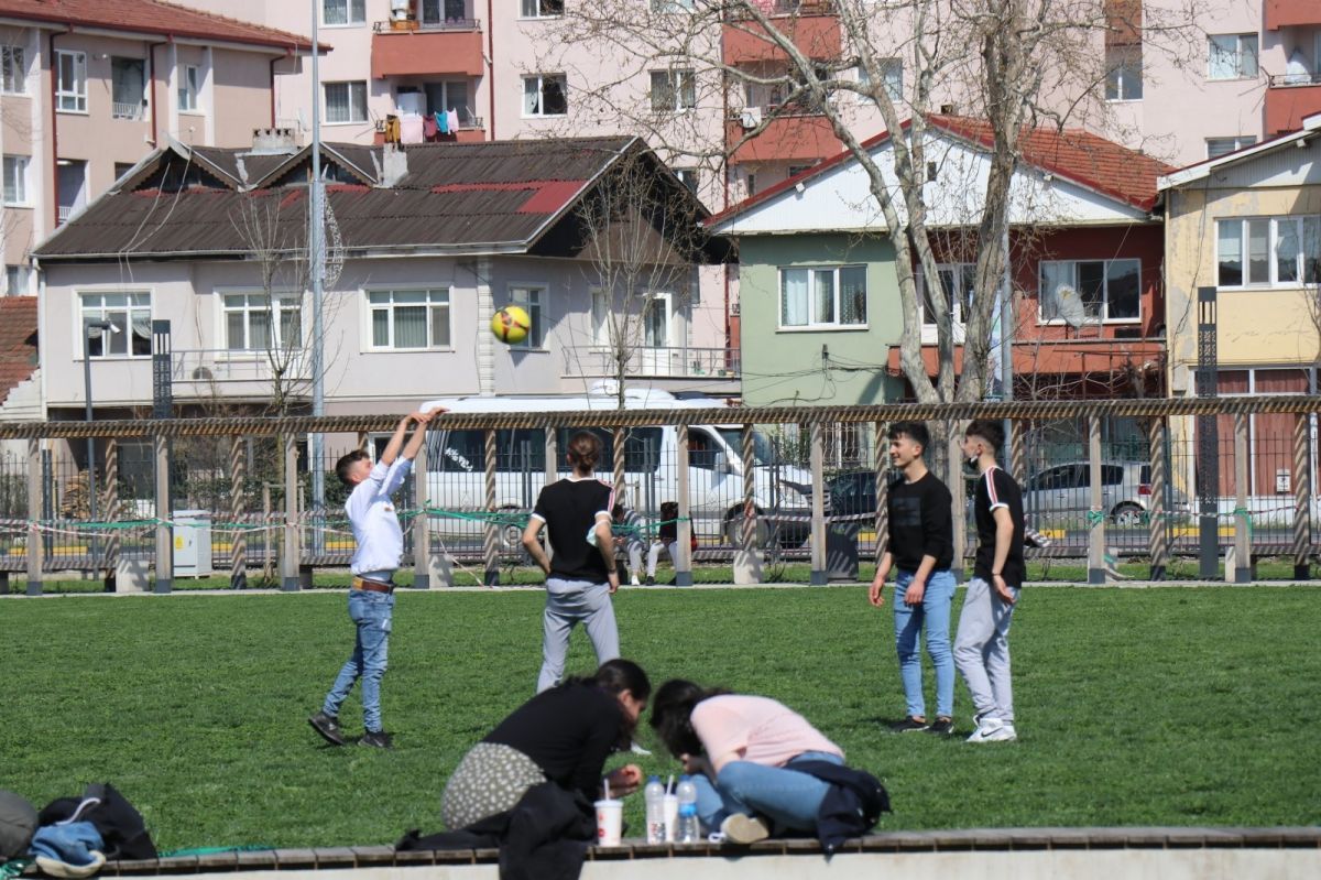 Sakarya'da güneşli havayı görenler soluğu parklarda aldı