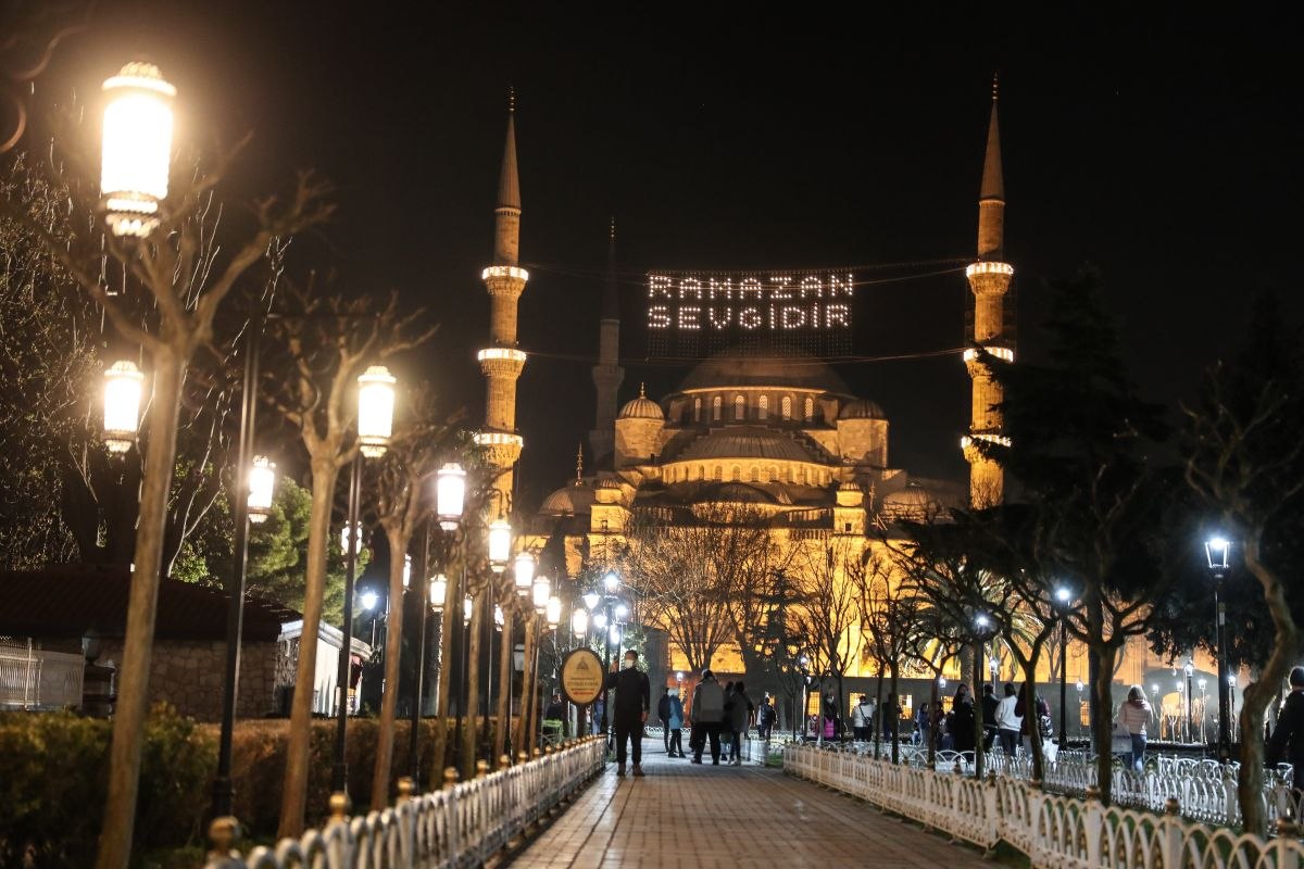 İstanbul camilerinde Ramazan'ın habercisi mahyalar yakıldı 