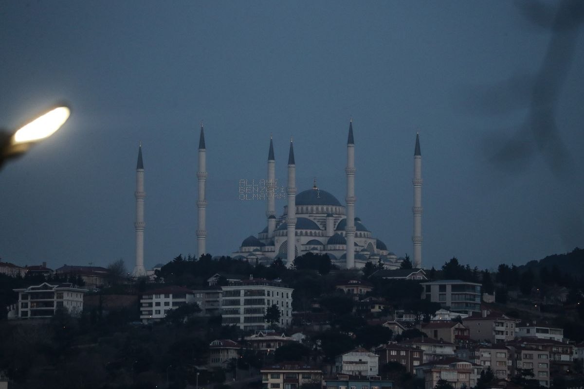İstanbul camilerinde Ramazan'ın habercisi mahyalar yakıldı 