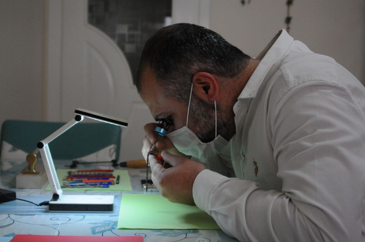 Kocaeli'de kalem ucuna heykel yapan sanatçı, dünyaya açılmak istiyor