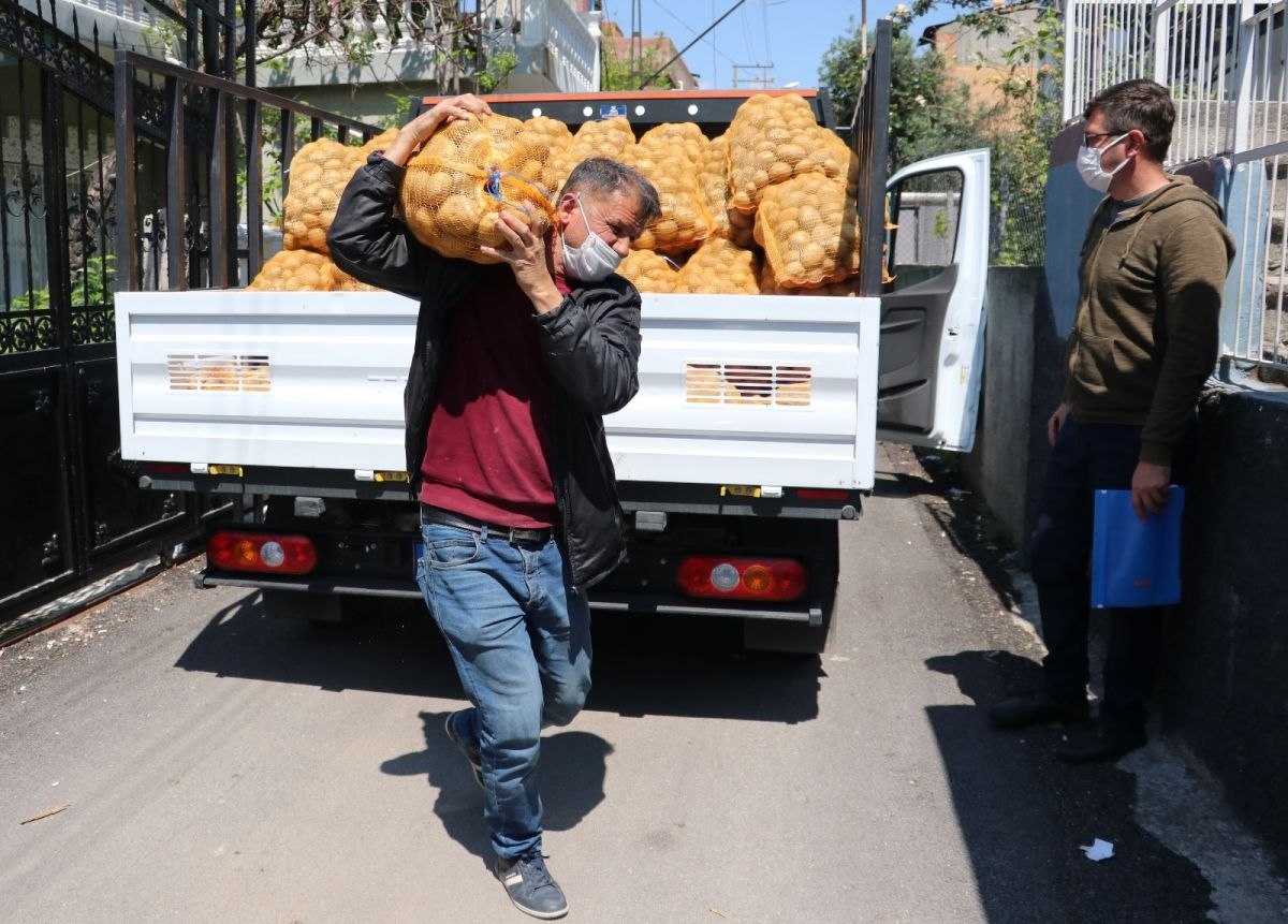 Adana’da ihtiyaç sahiplerine patates dağıtıldı