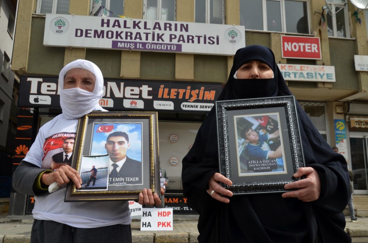 Muş'ta HDP önünde nöbet tutan 2 aileye destek verildi