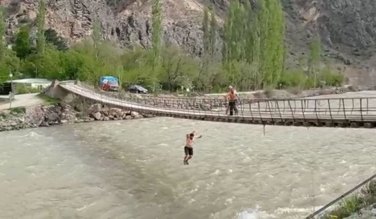 Artvin'de asma köprüden Çoruh Nehri'ne atladılar