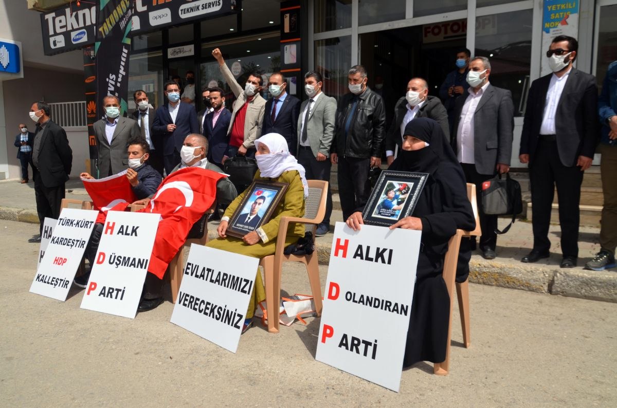 Muş'taki annelerin 'evlat nöbeti' devam ediyor