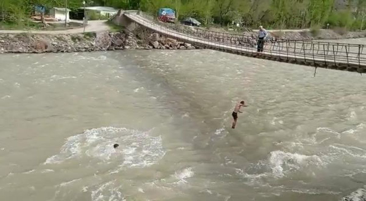 Artvin'de asma köprüden Çoruh Nehri'ne atladılar