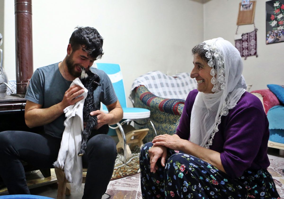 Tunceli'de annenin reddettiği oğlağa, torunları gibi bakıyorlar