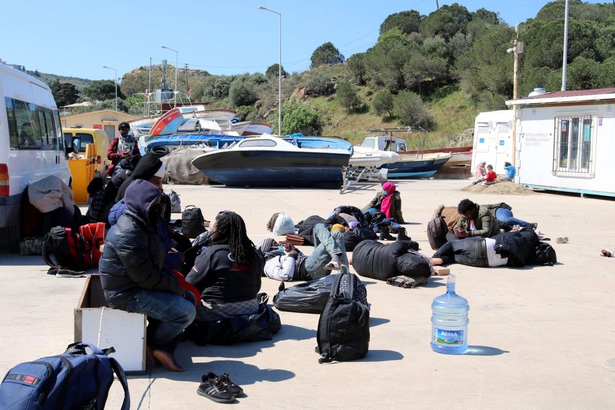 Yunan askerlerinin ittiği 23 kaçak göçmen kurtarıldı