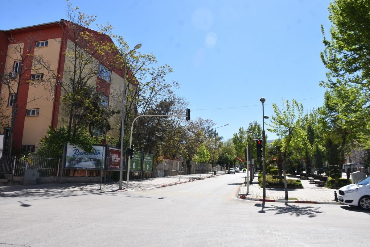 Malatya'da sokaklar, kısıtlama nedeniyle boş kaldı