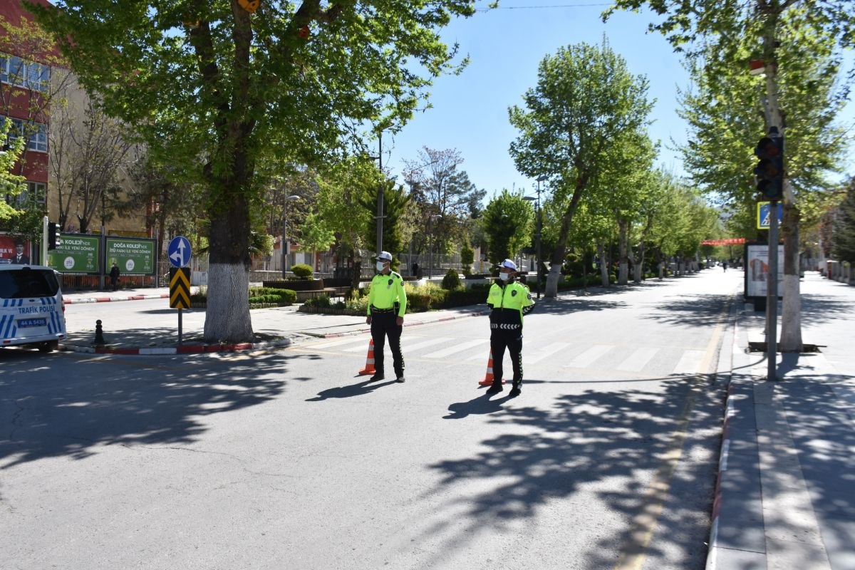 Malatya'da sokaklar, kısıtlama nedeniyle boş kaldı