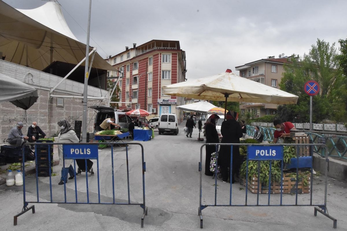 Kütahya’da kurulan semt pazarları için 9 cadde trafiğe kapatıldı