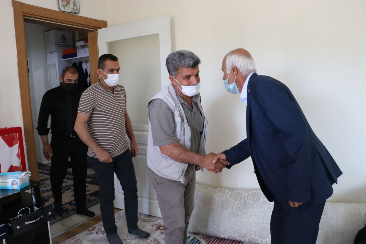 Diyarbakır'da evlat nöbeti tutan ailelerden, Gara şehidinin ailesine bayram ziyareti