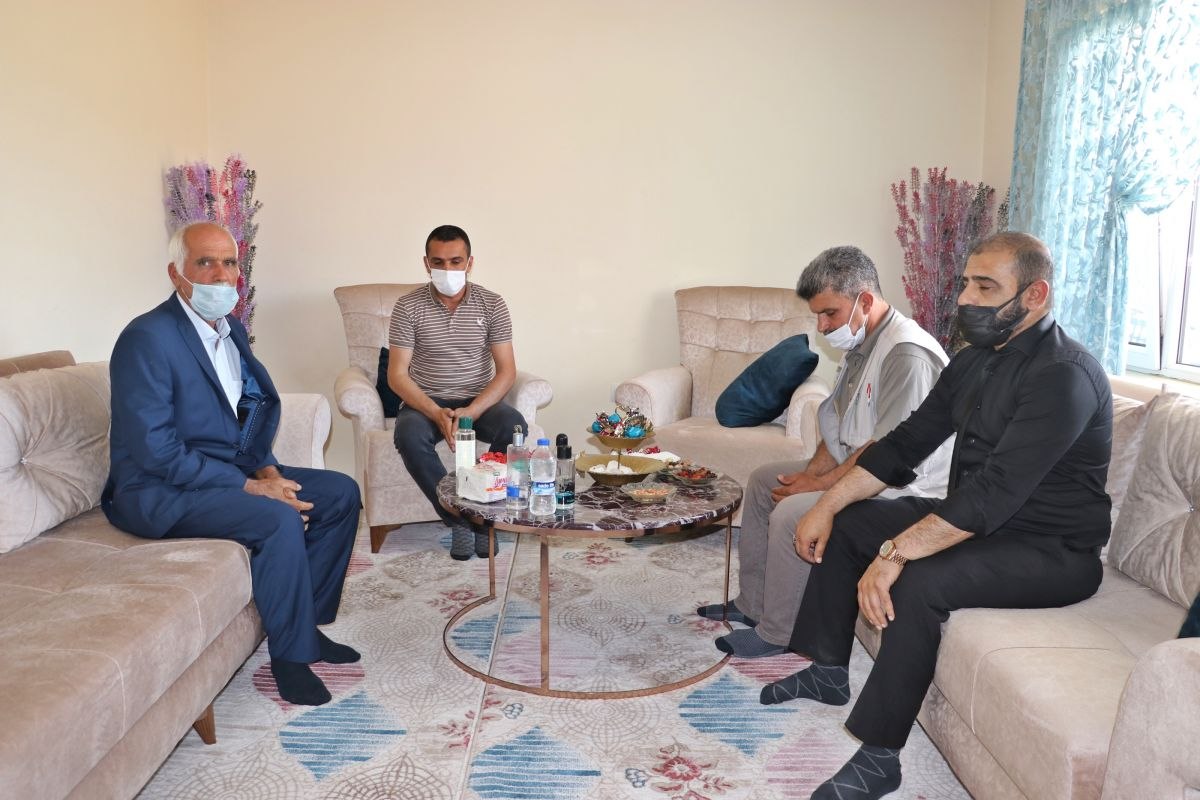 Diyarbakır'da evlat nöbeti tutan ailelerden, Gara şehidinin ailesine bayram ziyareti