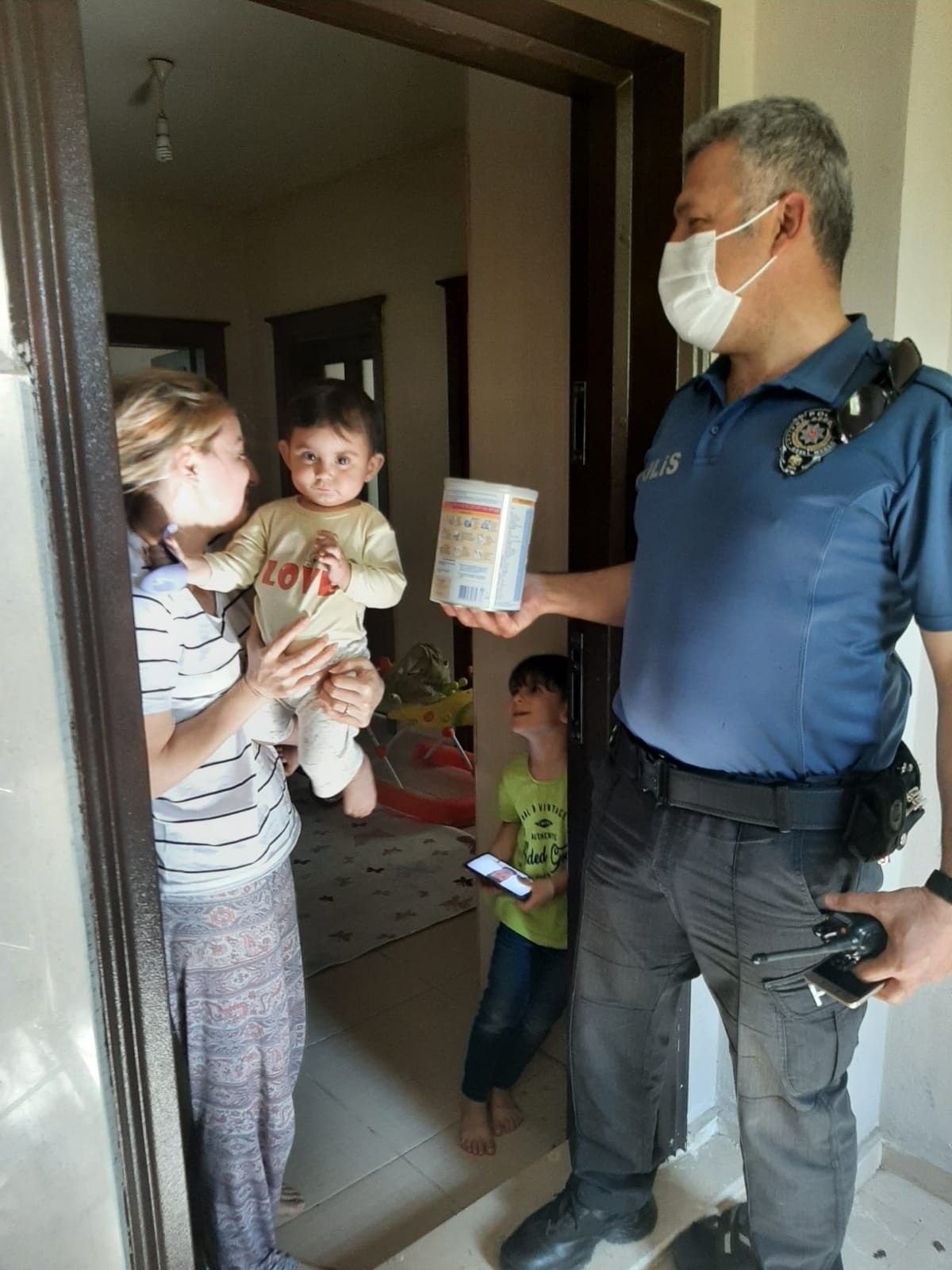 Adana'da maması biten bebeğin imdadına polis koştu