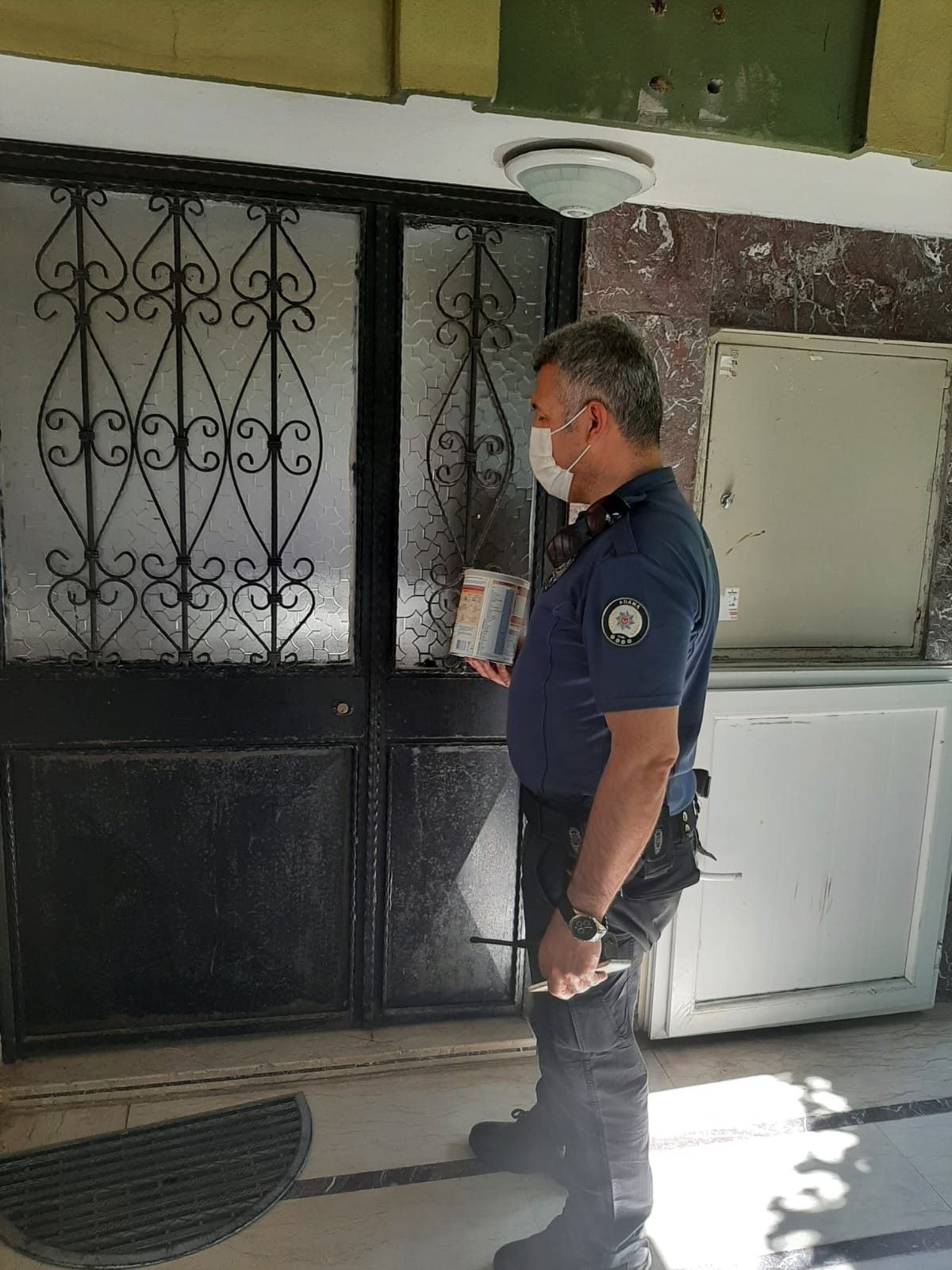 Adana'da maması biten bebeğin imdadına polis koştu
