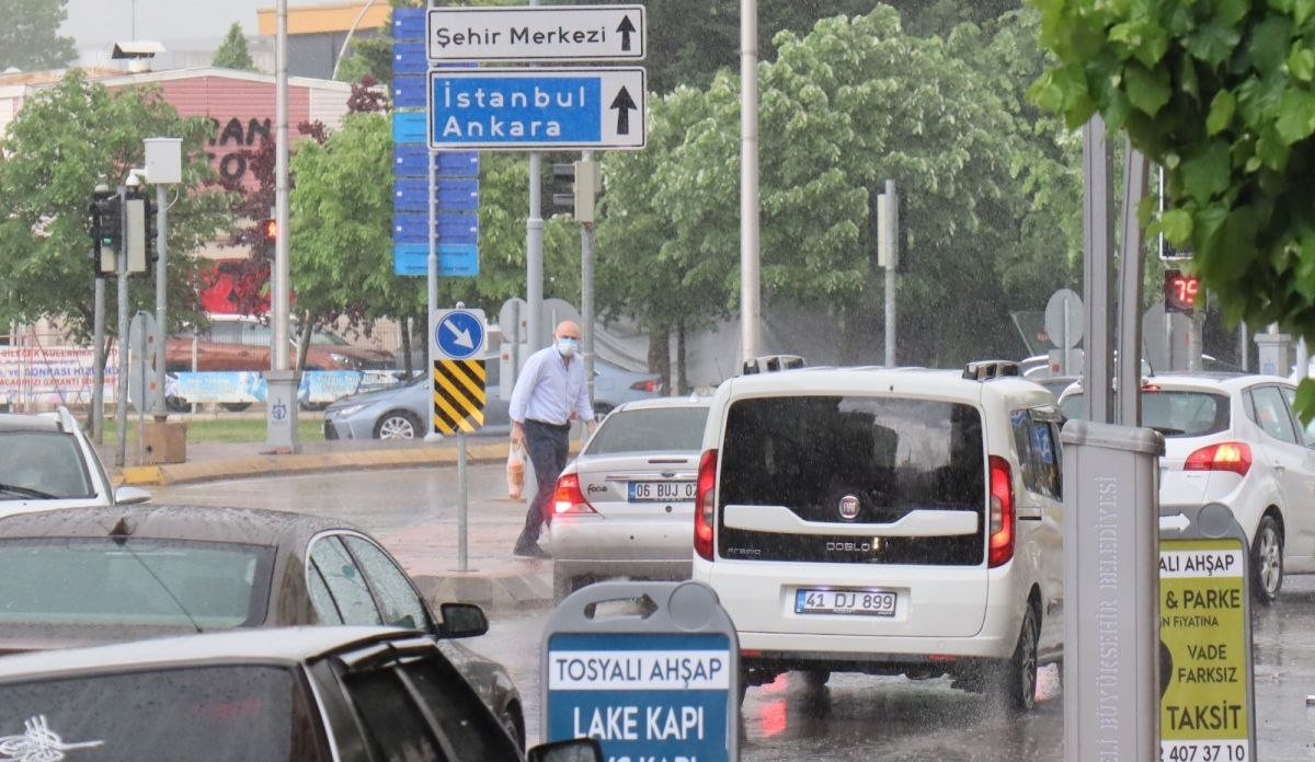 Kocaeli'de sağanak yağmur hayatı olumsuz etkiledi