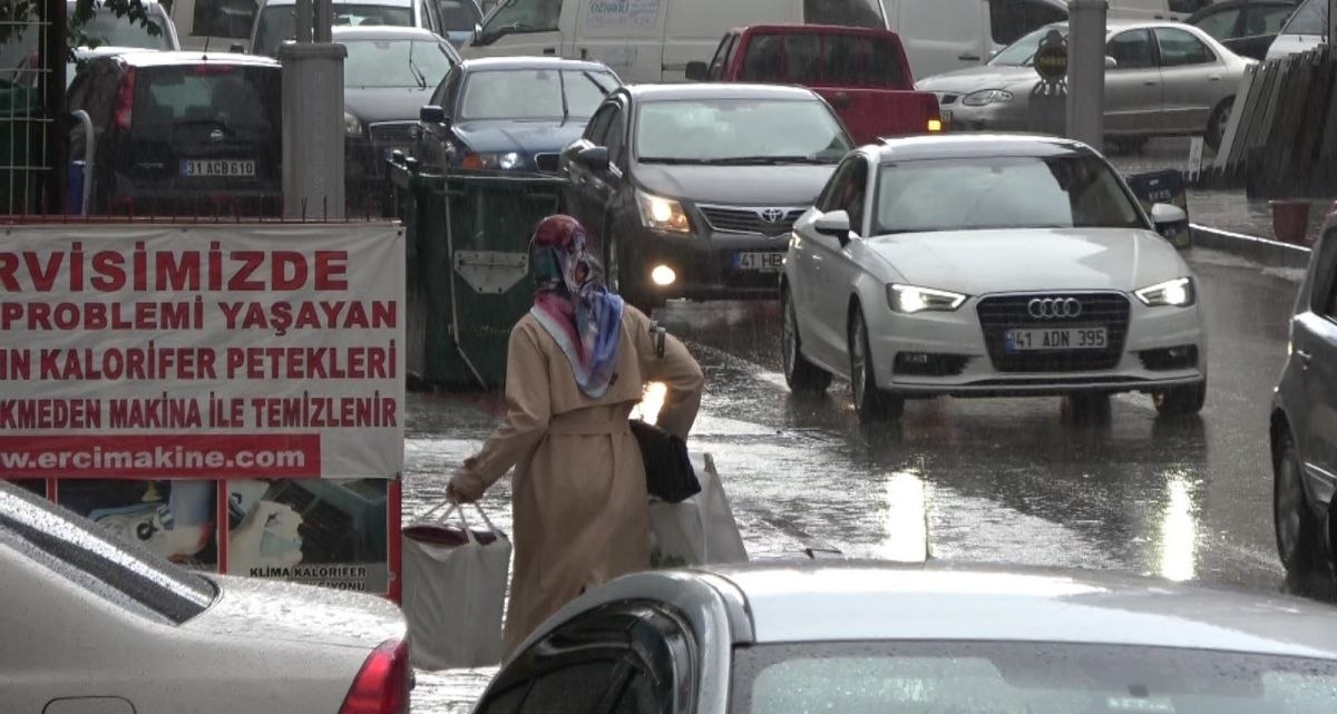 Kocaeli'de sağanak yağmur hayatı olumsuz etkiledi