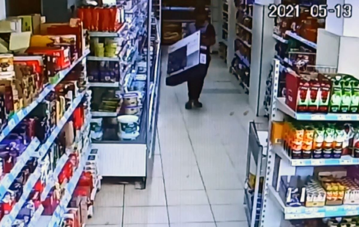Adana'da marketten televizyon çalıp, kovalanınca sokağa bıraktı